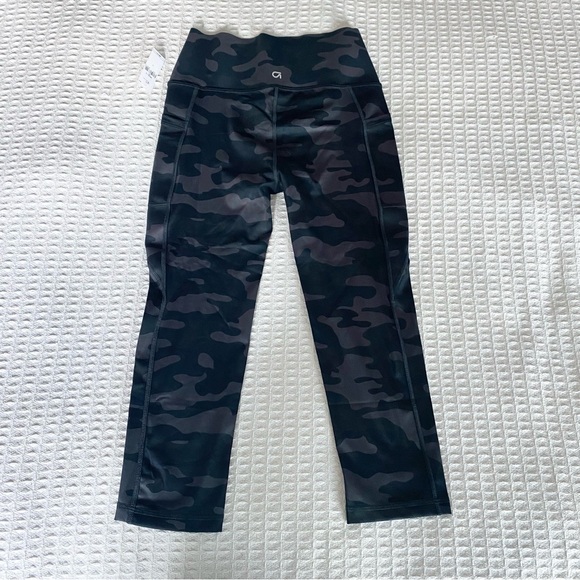 GapFit sculpt revolution Capri-length legging camo size small NWT - Picture 7 of 8